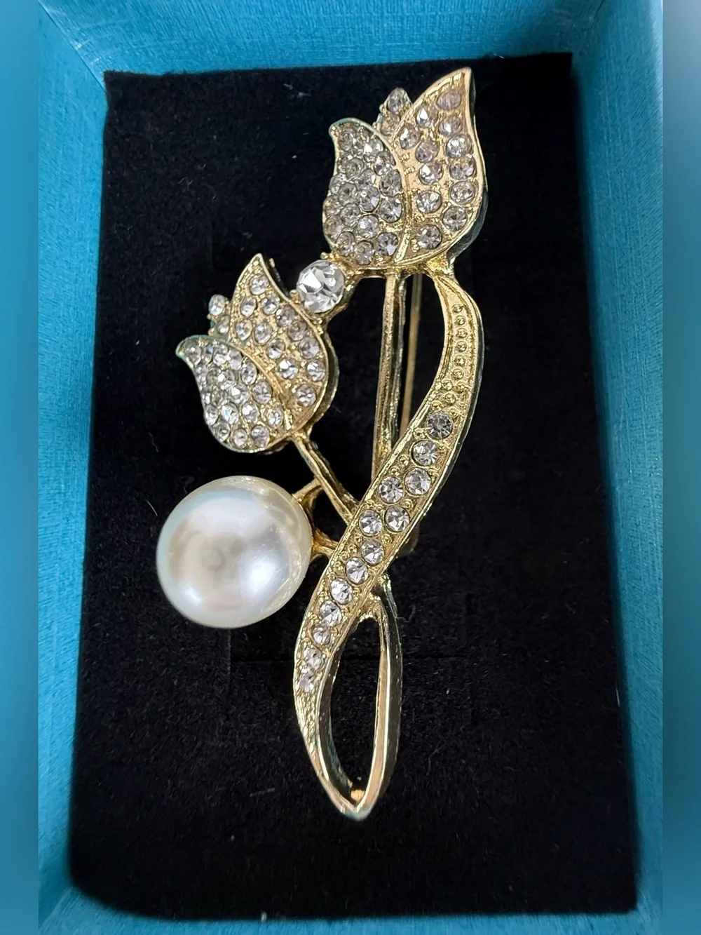 Rhinestone Flower Brooch Pin – Elegant Gold Tone ✨
